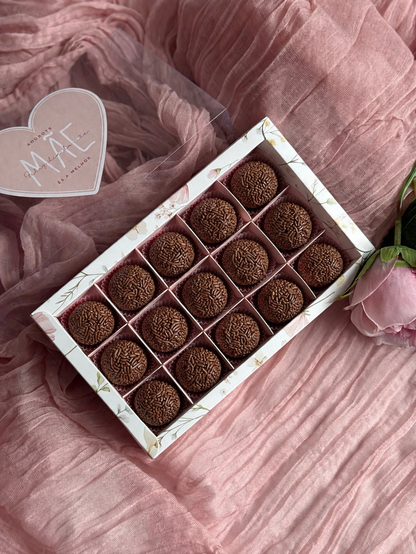 Caixa Floral p/ 15 Doces c/ Forminhas Rosa e Etiqueta - Dia da Mãe