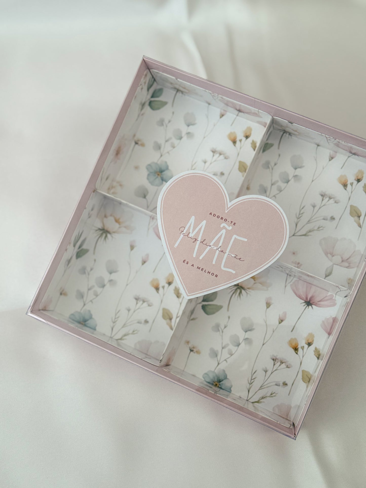 Caixa Rosa 20x20x5cm c/ Etiqueta e Divisórias - Dia da Mãe