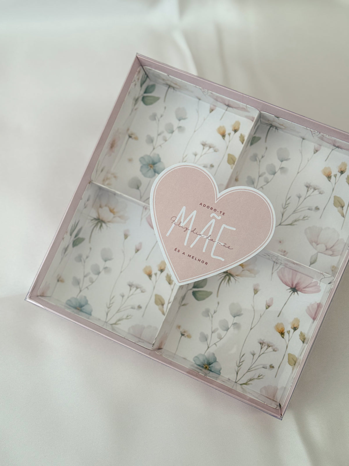 Caixa Rosa 20x20x5cm c/ Etiqueta e Divisórias - Dia da Mãe