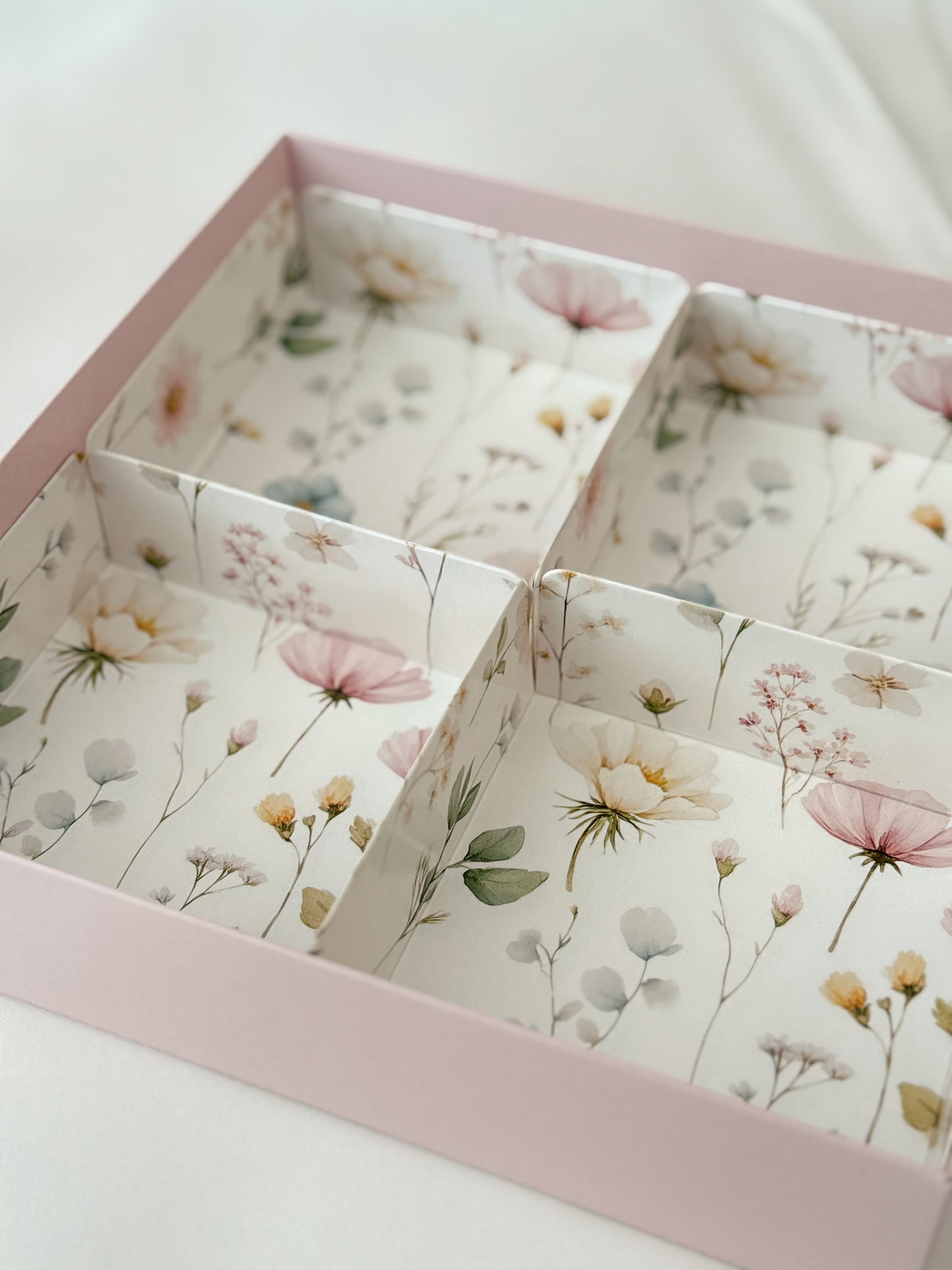 Caixa Rosa 20x20x5cm c/ Etiqueta e Divisórias - Dia da Mãe