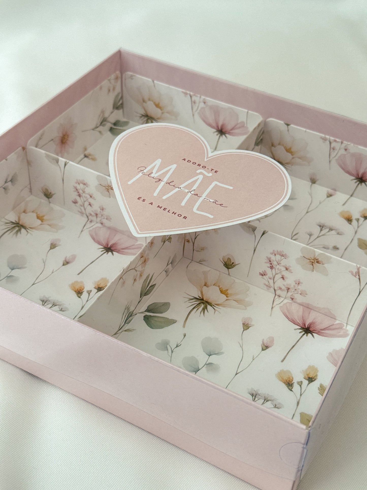 Caixa Rosa 20x20x5cm c/ Etiqueta e Divisórias - Dia da Mãe