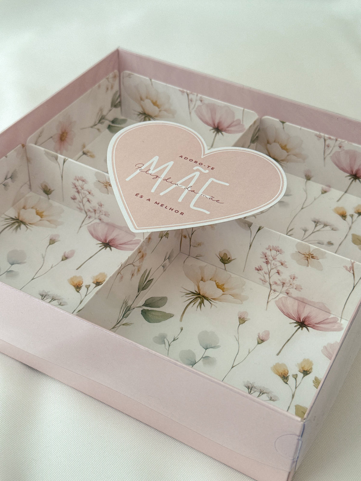 Caixa Rosa 20x20x5cm c/ Etiqueta e Divisórias - Dia da Mãe