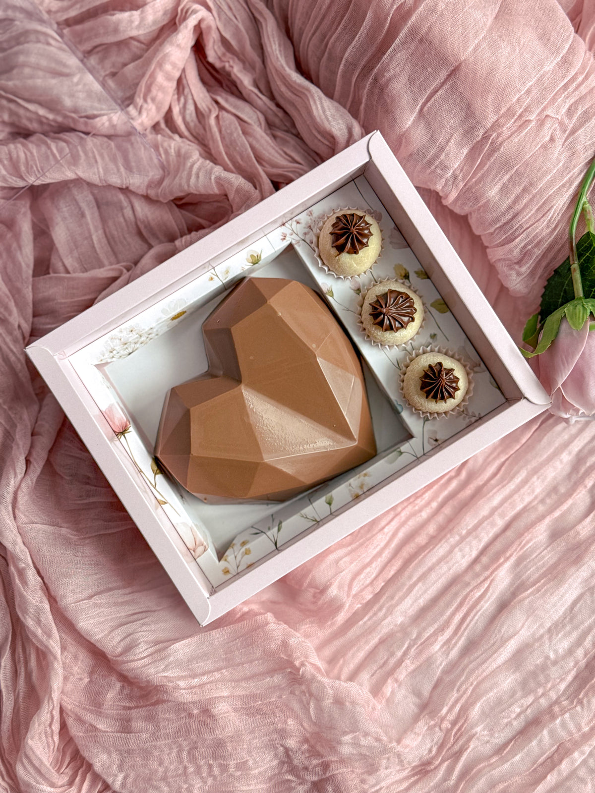 Caixa Rosa Mini-Bolo + 3 Doces- Dia da Mãe
