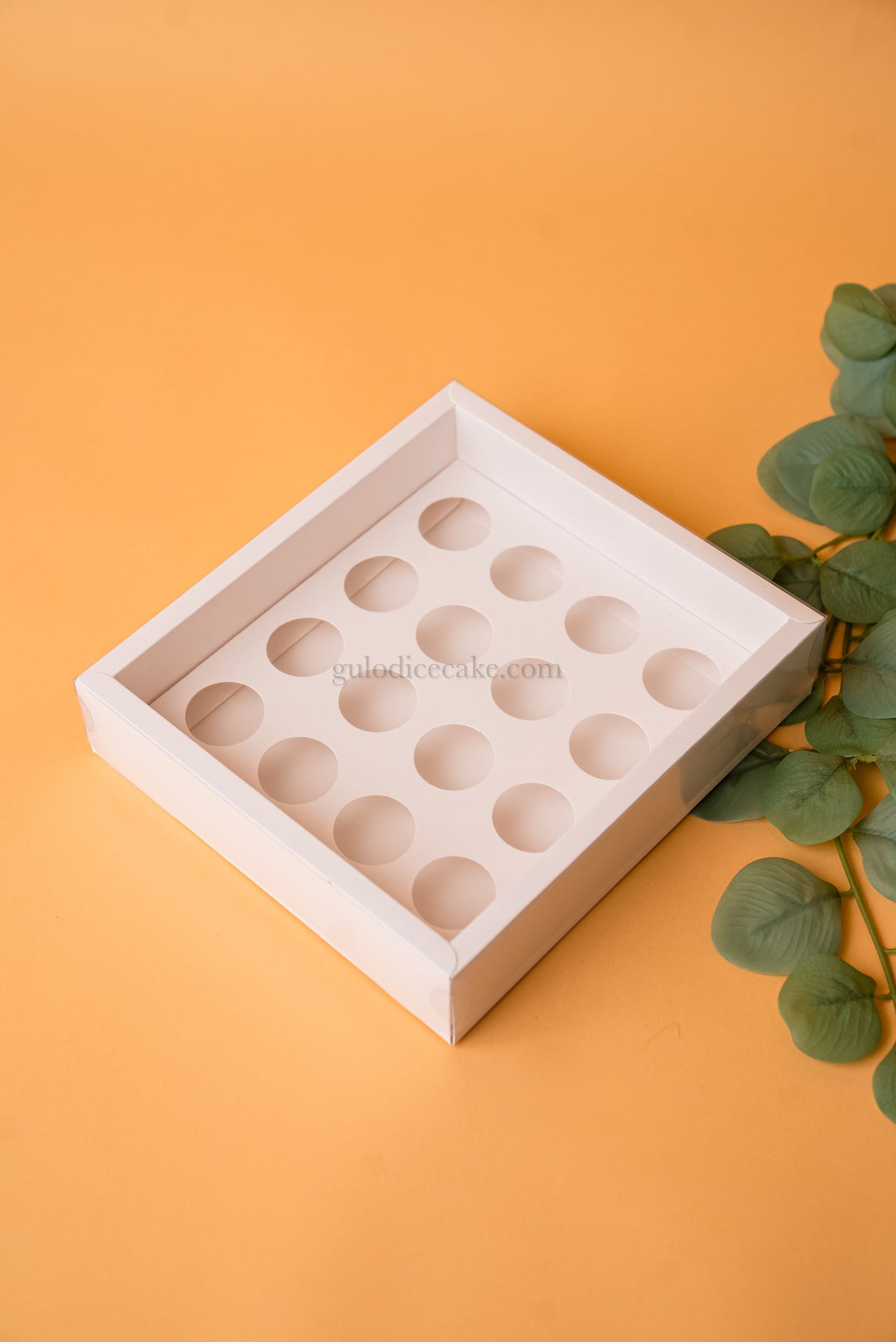 Box of 16 Sweets with PVC Lid – White