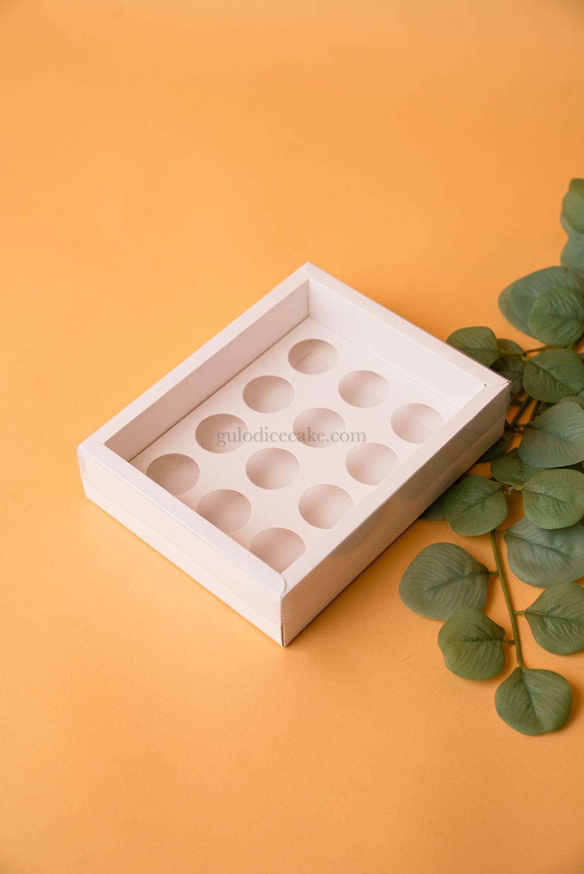 Box of 12 Sweets with PVC Lid – White