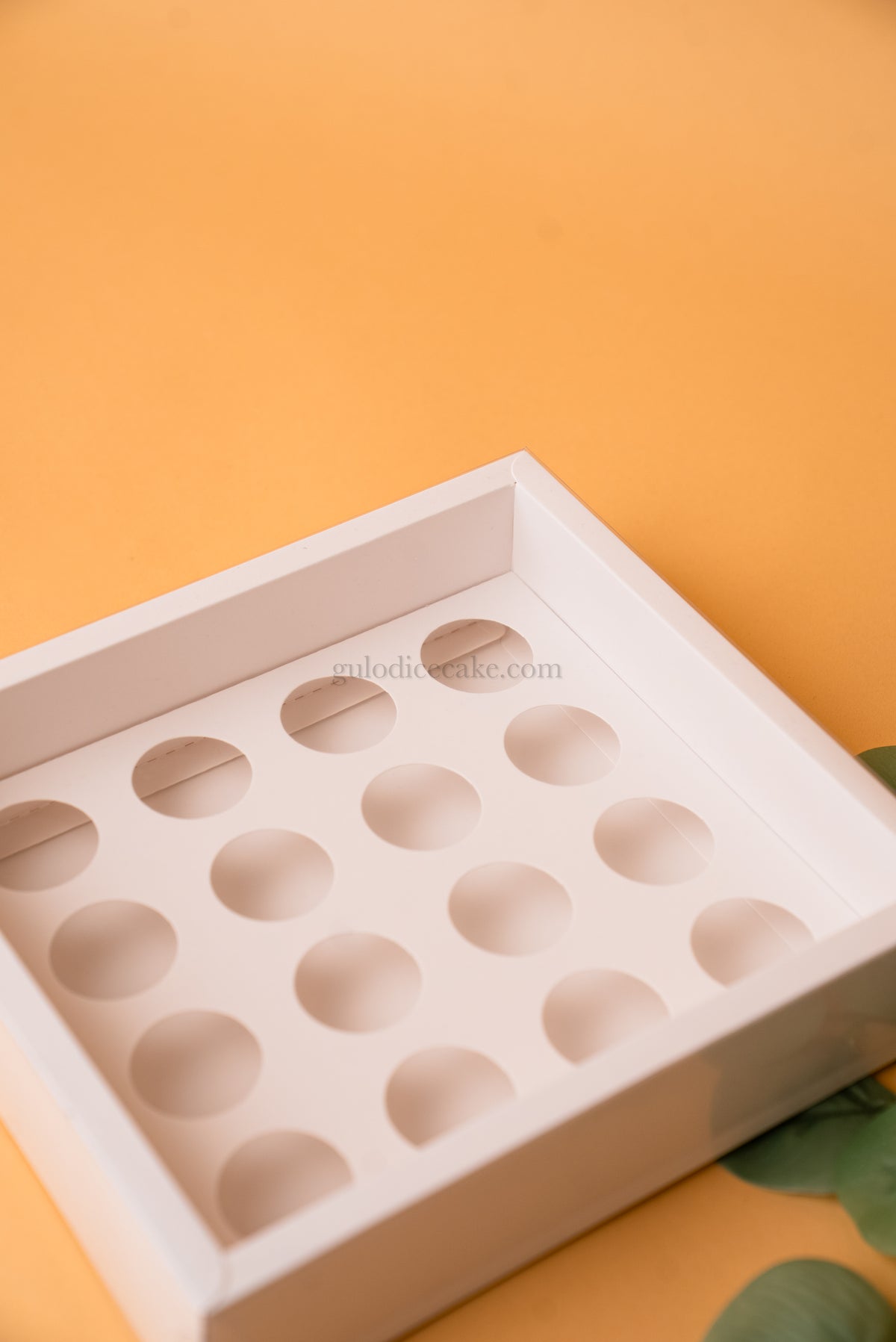 Box of 16 Sweets with PVC Lid – White