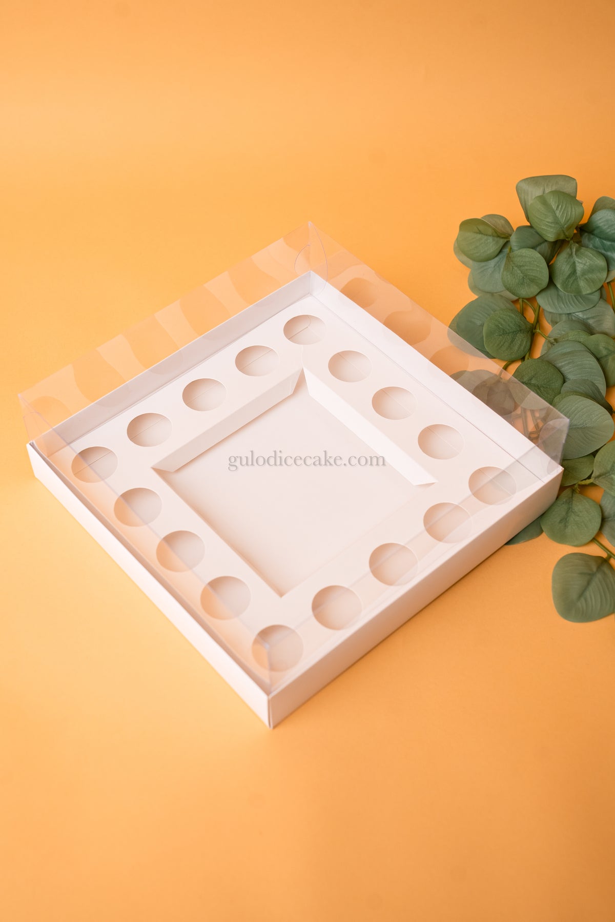 Cake Box + 16 Sweets with PVC Lid - White