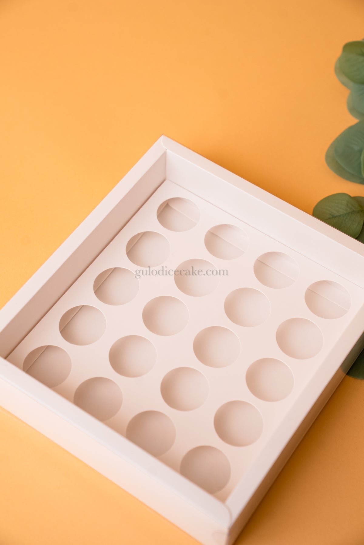 Box of 20 Sweets with PVC Lid – White