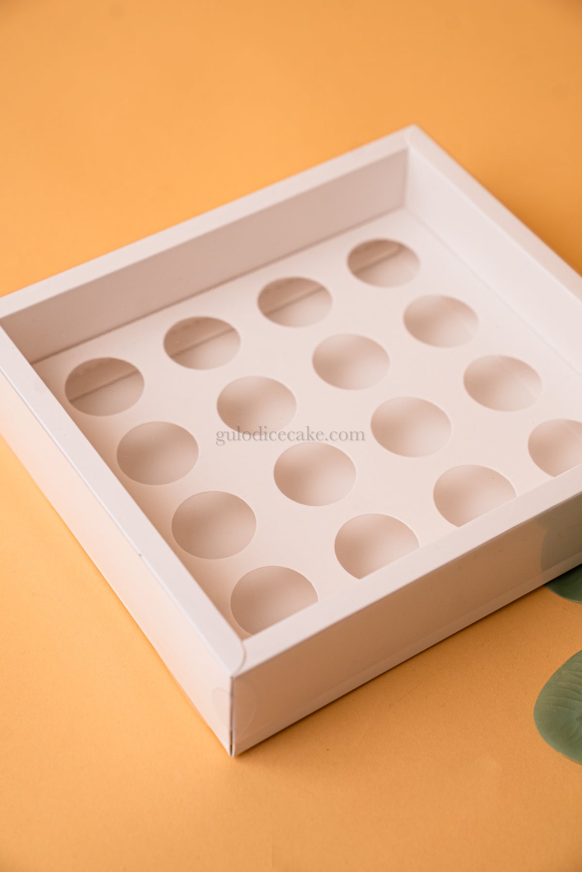 Box of 16 Sweets with PVC Lid – White