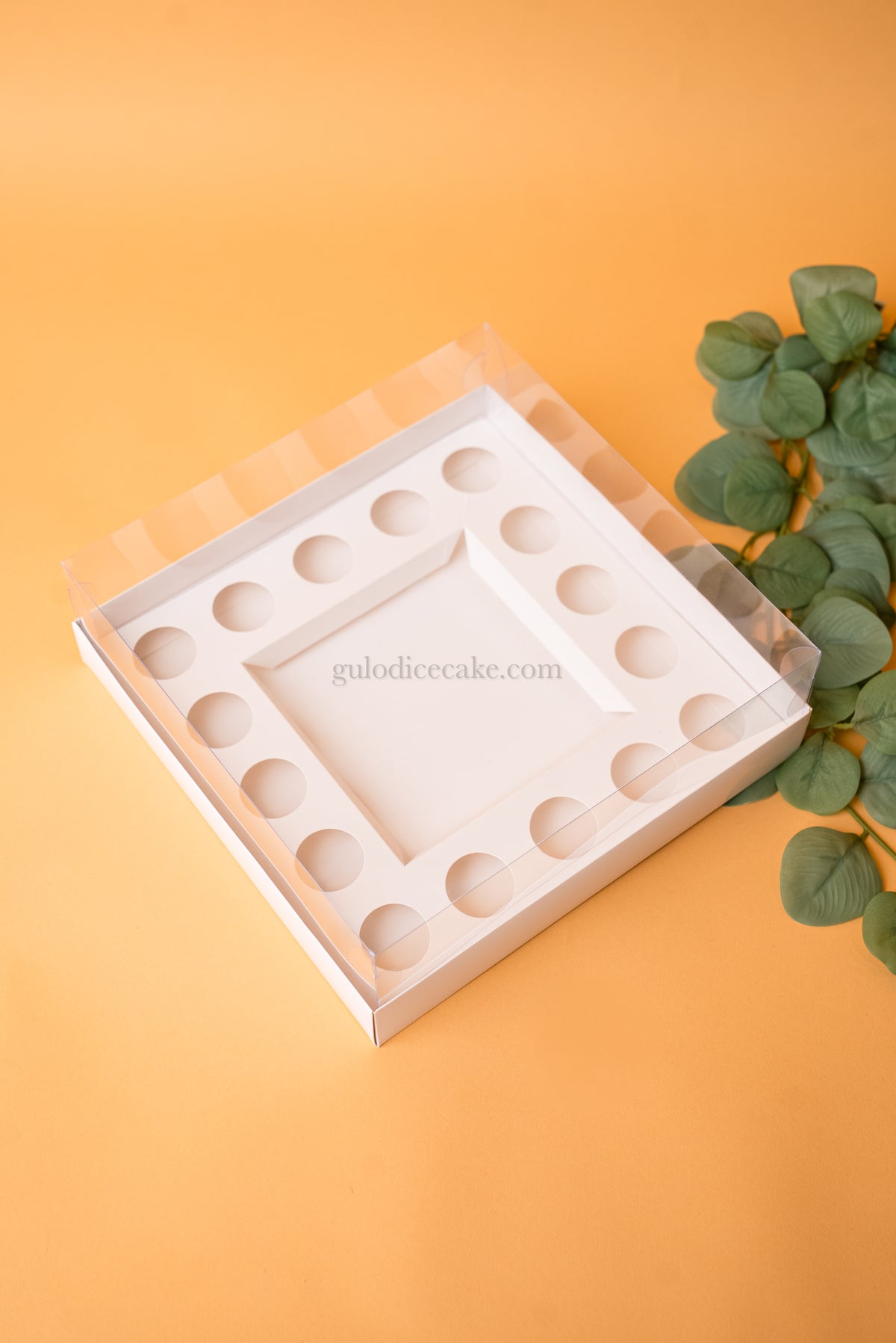 Cake Box + 16 Sweets with PVC Lid - White