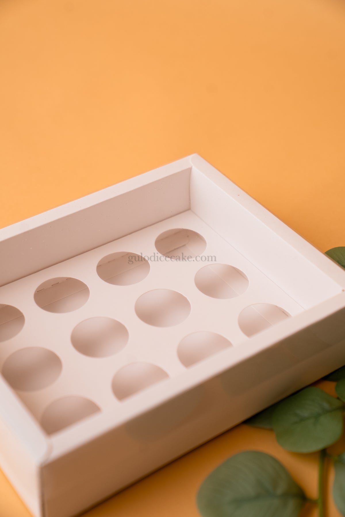 Box of 12 Sweets with PVC Lid – White