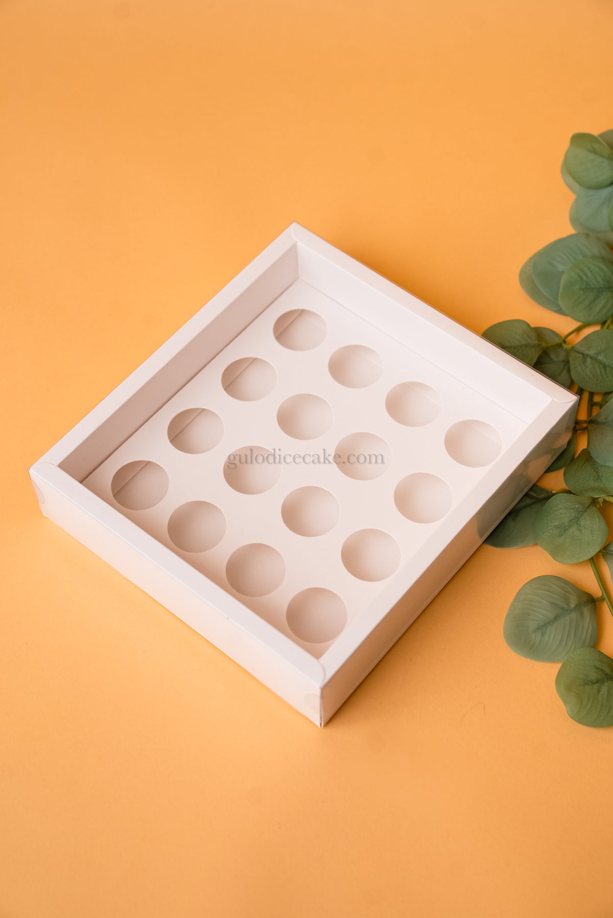 Box of 16 Sweets with PVC Lid – White
