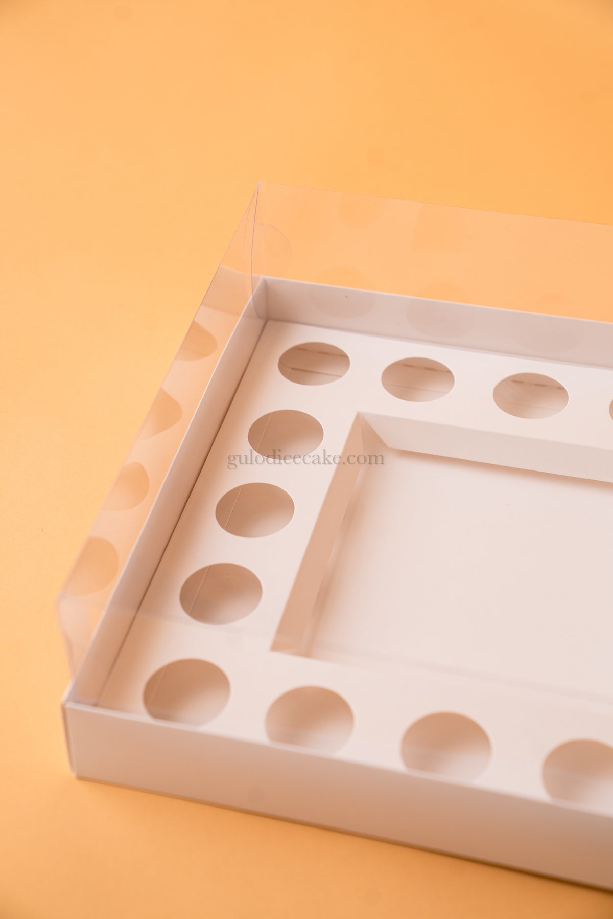 Cake Box + 16 Sweets with PVC Lid - White