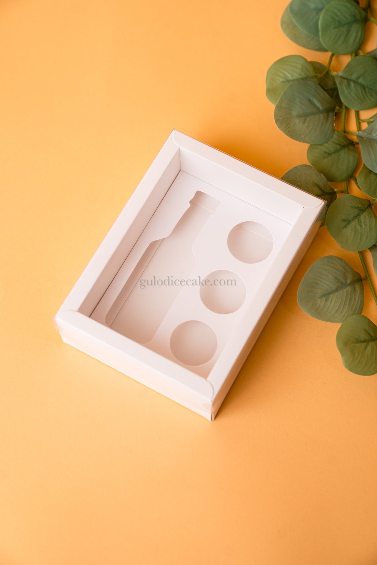 Box with Bottle + 3 Candies with PVC Lid - White