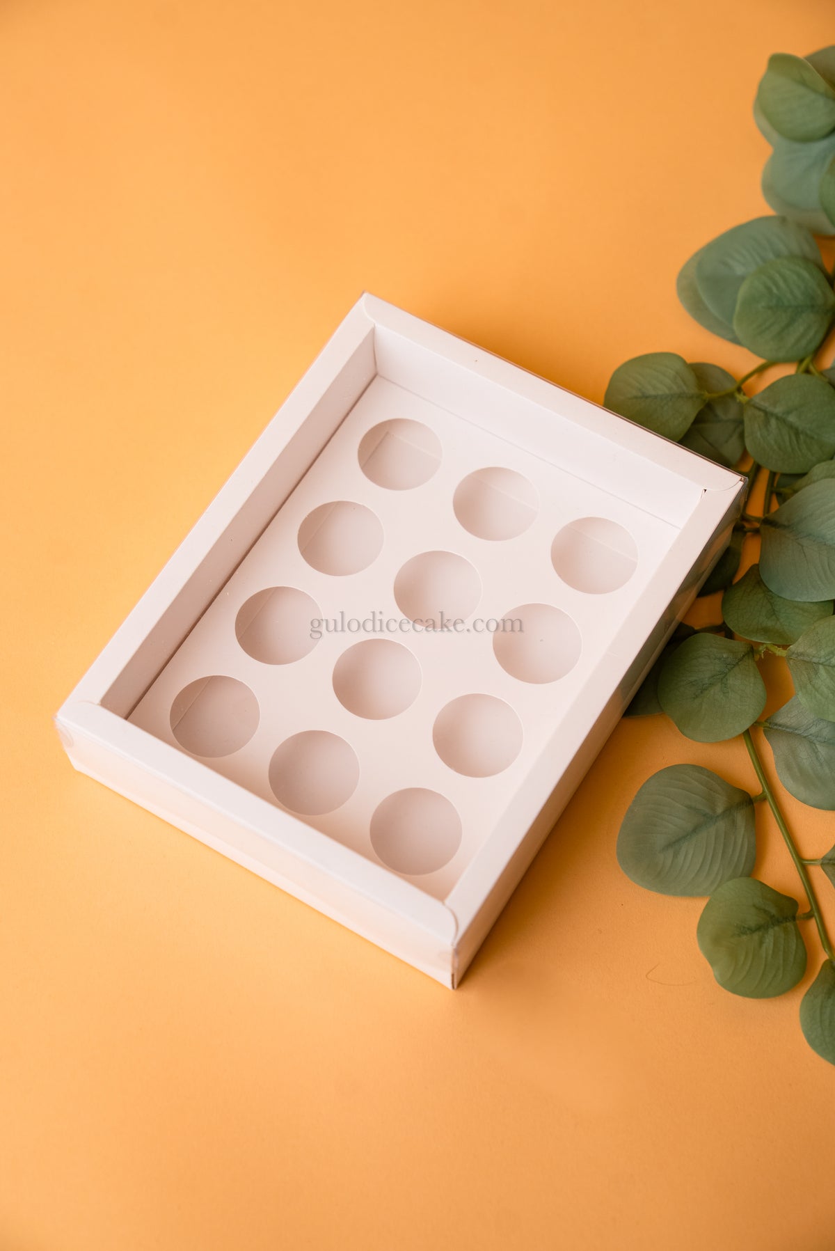 Box of 12 Sweets with PVC Lid – White