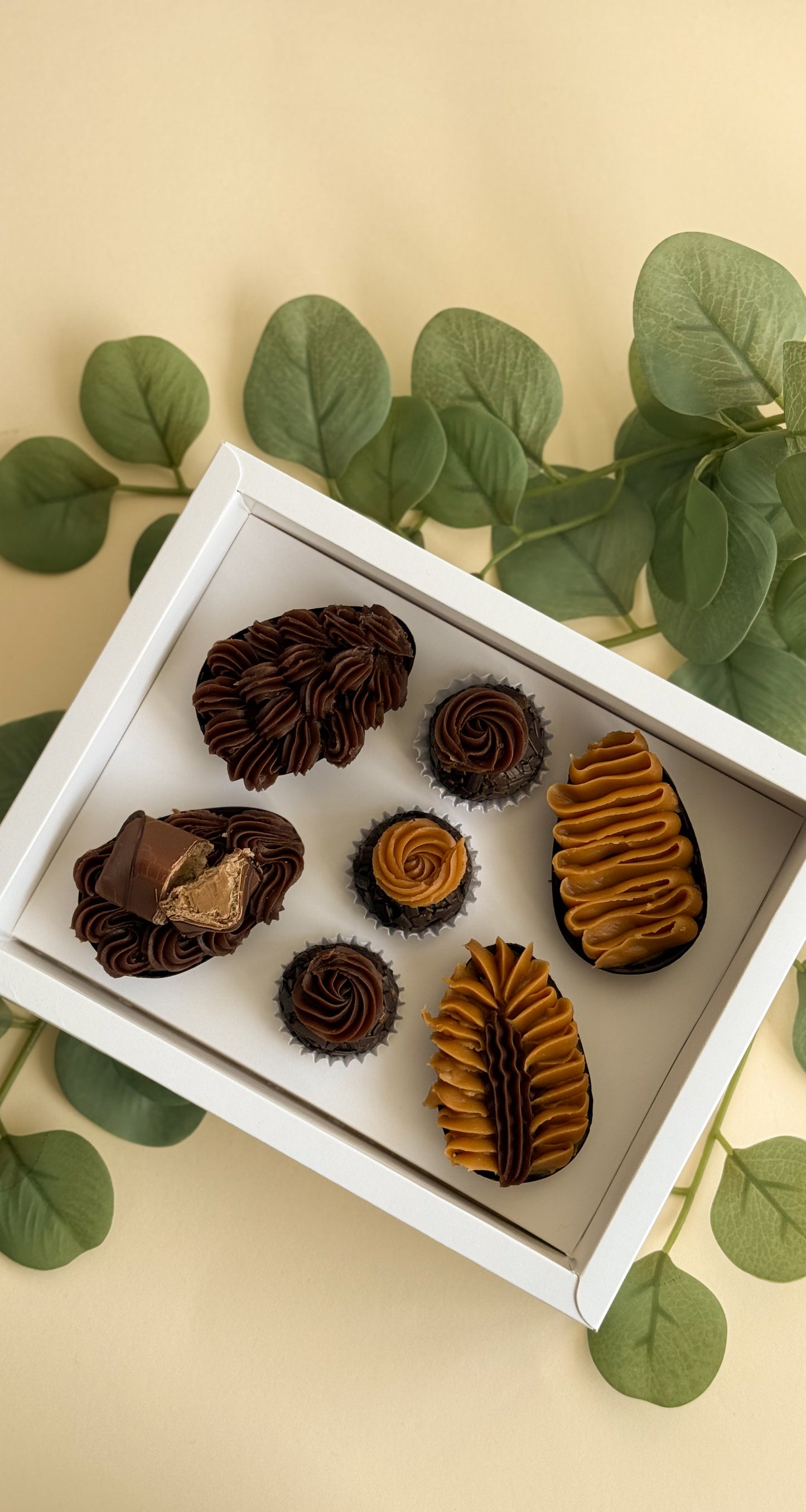 Caixa 4 Ovos 50g + 3 Doces - Branca